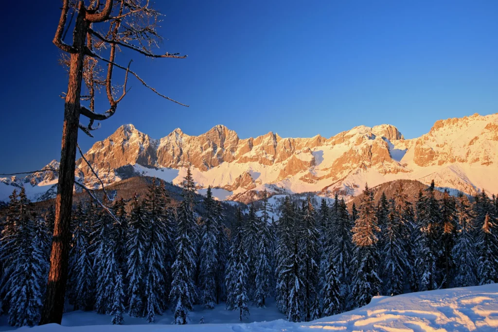Alpenglühen über den Bergen von Schladming-Dachstein im Winter